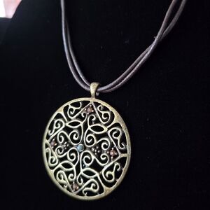 Elegant Gold Pendant Necklace